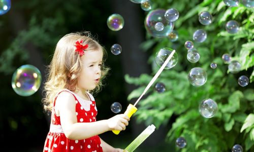 DIY υγρό για φούσκες: Φτιάξτε τις δικές σας σαπουνόφουσκες με 3 μόνο υλικά