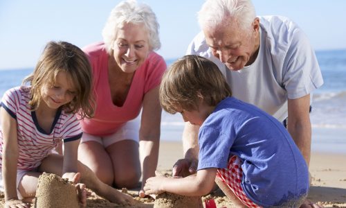 8 πράγματα που μόνο οι παππούδες και οι γιαγιάδες μπορούν να προσφέρουν στην οικογένεια