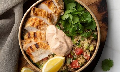 Ψητό κοτόπουλο με σαλάτα από πλιγούρι και σος γιαουρτιού