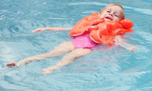 Πώς να εκπαιδεύσετε τα παιδιά σας σε βασικούς κανόνες ασφαλείας στο νερό