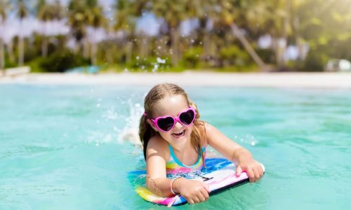 Οι 5 βασικοί κανόνες για να παίζουν τα παιδιά στο νερό με ασφάλεια