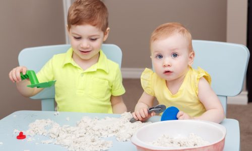 Αισθητηριακό καλοκαιρινό παιχνίδι με άμμο από την παραλία