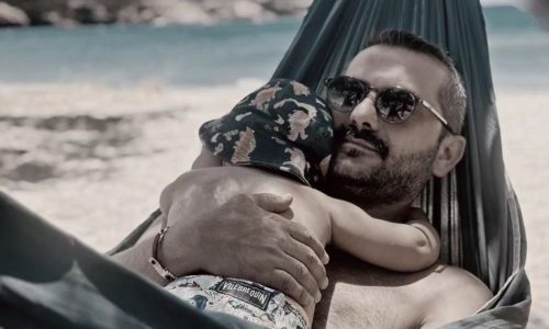 Ο Λεωνίδας Κουτσόπουλος απολαμβάνει τις διακοπές με τον γιο του - Το στιγμιότυπο από την παραλία