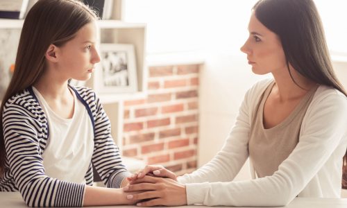 Η κόρη μου μου μιλάει άσχημα: Γιατί το κάνει και πώς να το χειριστώ σωστά;
