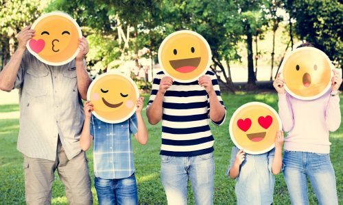 Τα emojis που μπερδεύουν τους γονείς: Τι πραγματικά εννοούν τα παιδιά σου;