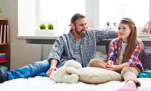 5 λόγοι που οι έφηβες απομακρύνονται από τον μπαμπά τους