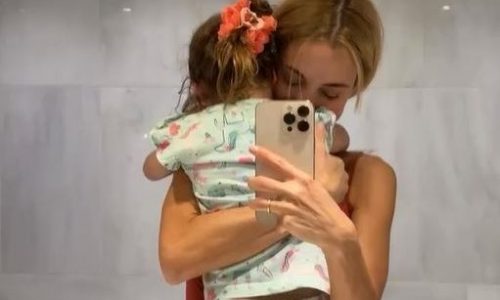 Δούκισσα Νομικού: «Η μικρή μου γοργόνα » - Η υπέροχη φώτο της Αναστασίας με τεράστιο ροζ καπέλο