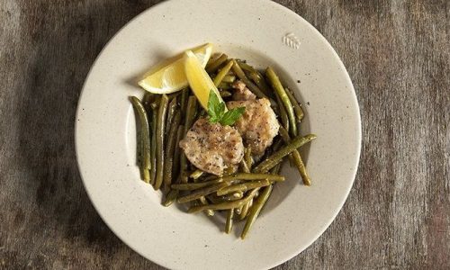 Σκέφτεσαι τι να μαγειρέψεις σήμερα; Φτιάξε ζουμερό κοτόπουλο λεμονάτο με φασολάκια