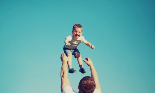 Γιατί τα παιδιά προτιμούν να παίζουν με τους μπαμπάδες αντί για τις μαμάδες