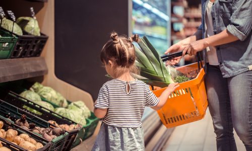 Εκτοξεύεται το κόστος φροντίδας παιδιών στην Ελλάδα σύμφωνα με νέα διεθνή μελέτη