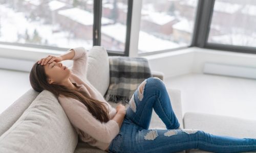 Ημικρανία και οιστρογόνα: Όταν οι ορμόνες πυροδοτούν τον πόνο