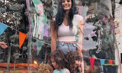 Χριστίνα Μπόμπα: Πώς περνάει δημιουργικά τον χρόνο της με τις κόρες της στην Πάρο