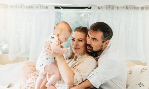 1 minute expert tips: Πρώτες διακοπές με μωρό - Τι να πάρετε μαζί σας (vid)