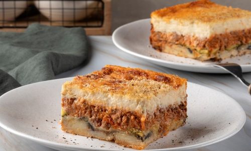 Κανείς δεν μπορεί να αντισταθεί: Ο τέλειος καλοκαιρινός μουσακάς βήμα-βήμα από τον Άκη