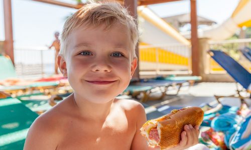 Τι πρέπει (και τι δεν πρέπει) να τρώνε τα παιδιά πριν μπουν στη θάλασσα;