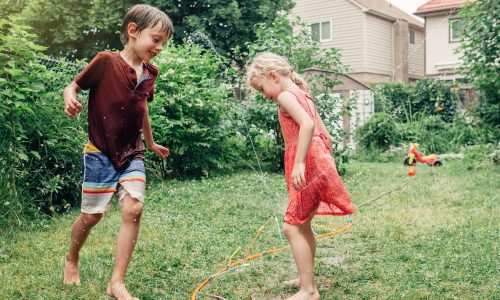 Τι στο καλό είναι το «Slow Parenting»; Το διαδίκτυο απαντά στα υπέρ-απασχολημένα παιδιά