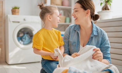 Χλωρίνη στο πλυντήριο: 6 μυστικά για πεντακάθαρα ρούχα χωρίς φθορές