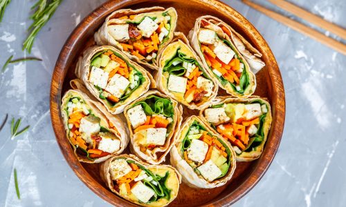 Καλοκαιρινό snack για την παραλία: Χούμους wraps με λαχανικά – ελαφρύ, υγιεινό και πεντανόστιμο