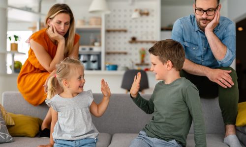 Οι γονείς νιώθουν ανεπαρκείς 156 φορές τον χρόνο, σύμφωνα με νέα έρευνα