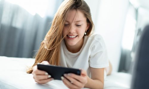 Ξεκούραση ή τεμπελιά; Τι συμβαίνει όταν οι έφηβοι σταματούν τα πάντα το καλοκαίρι