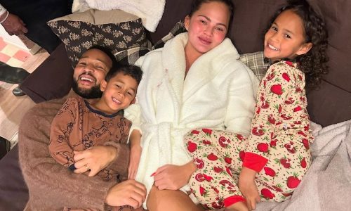 Η Chrissy Teigen μετέτρεψε κούκλα του LeBron James σε ήρωα με διαβήτη για τον γιο της Miles