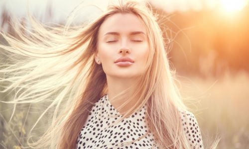 5 φυσικοί τρόποι να ανοίξετε το χρώμα των μαλλιών σας αυτό το καλοκαίρι