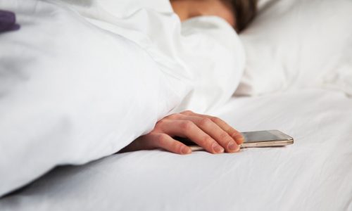 Κοιμάστε με το κινητό δίπλα στο μαξιλάρι; Να γιατί θα πρέπει να σταματήσετε αυτή τη συνήθεια