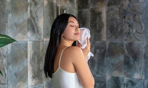 Είναι καλύτερο να κάνεις ντους το πρωί ή το βράδυ; Δερματολόγος απαντά