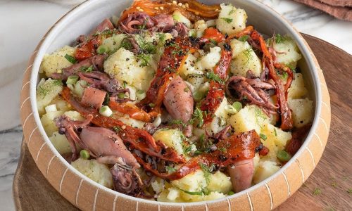 Αν θέλεις να φας κάτι γρήγορο και νόστιμο, φτιάξε πατατοσαλάτα με καλαμαράκια