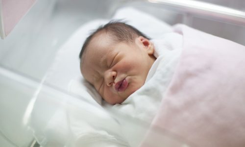 Γεννήθηκε μωρό από έμβρυο που παρέμενε κατεψυγμένο για 30 χρόνια