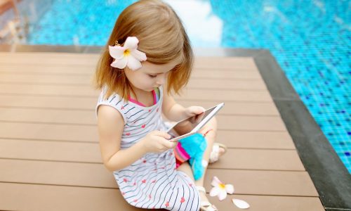 Το πώς επηρεάζει ο χρόνος μπροστά στην οθόνη τον παιδικό εγκέφαλο είναι πιο σύνθετο απ’ όσο φαίνεται