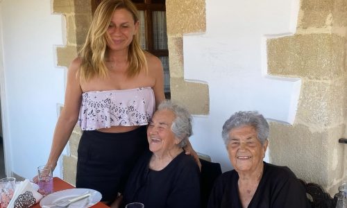 Κατερίνα Καραβάτου: «Η ευτυχισμένη οικογένεια είναι ένας παράδεισος» - Οι φώτο με τις θείες της