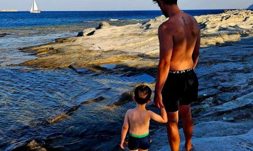 Ο Ορφέας Αυγουστίδης δημοσίευσε την πιο καλοκαιρινή φωτογραφία του γιου του