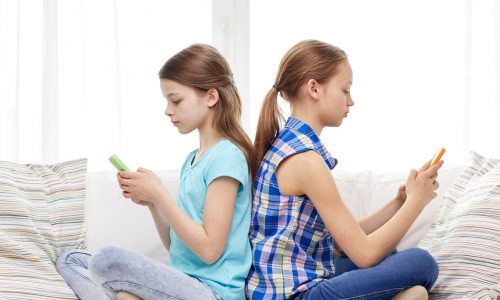 Έρευνα: Τα παιδιά δεν είναι εθισμένα στο κινητό, είναι παγιδευμένα στην έλλειψη ελευθερίας