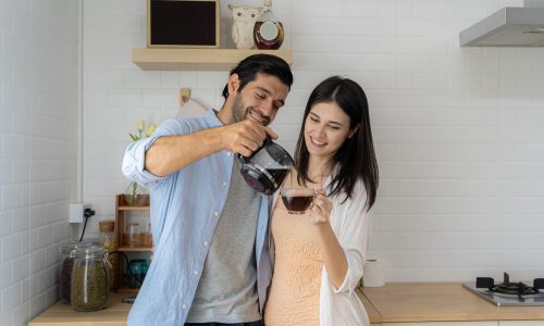 Προσπαθείτε να κάνετε παιδί; Δείτε γιατί πρέπει να περιορίσετε τον καφέ και οι δύο