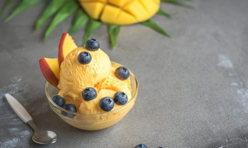 Εύκολο σορμπέ μάνγκο μόνο με 4 υλικά: Ένα δροσιστικό γλυκό για μικρούς και μεγάλους