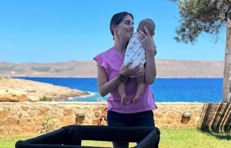 Παυλίνα Βουλγαράκη: Οι πρώτες διακοπές ως μαμά και η ρομαντική παρουσίαση του νέου της τραγουδιού
