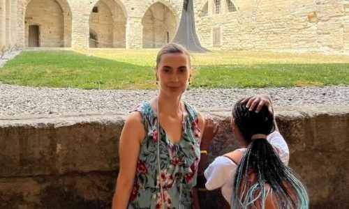 Η Βίκυ Βολιώτη μας θυμίζει γιατί το χωριό είναι το καλύτερο μέρος διακοπών με τα παιδιά το καλοκαίρι