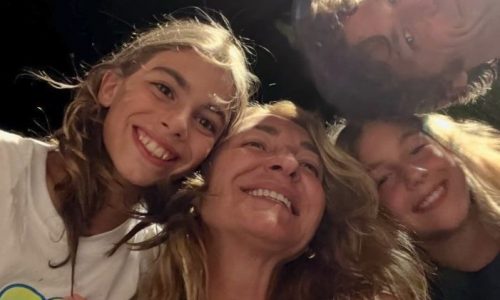 Η Ρούλα Ρέβη και ο Αποστόλης Τότσικας απολαμβάνουν τις διακοπές με τα παιδιά τους στην Τήνο