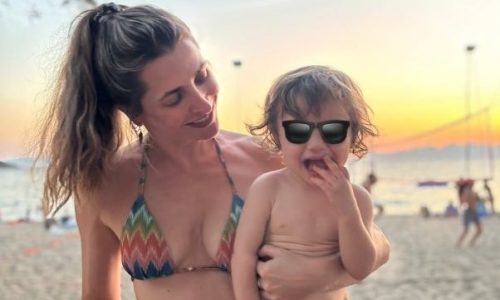 Η Βασιλική Τρουφάκου μας εύχεται για τον Δεκαπενταύγουστο με τις πιο γλυκιές φωτογραφίες