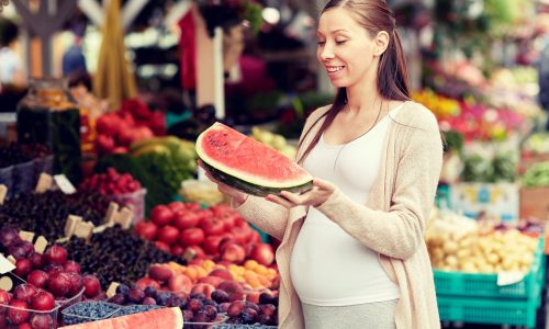 Καλοκαιρινές τροφές που ανακουφίζουν από τη ναυτία στην εγκυμοσύνη