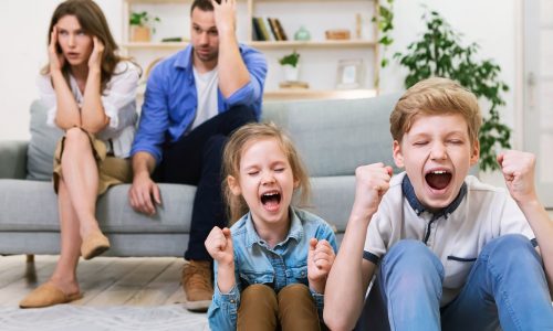 «Λειτουργικό πάγωμα»: Τι συμβαίνει όταν οι γονείς αποσυνδέονται συναισθηματικά;