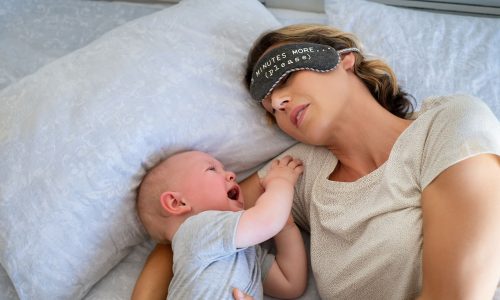 Γιατί το μωρό κλαίει μόλις το βάλω κάτω; Τι πρέπει να κάνω;