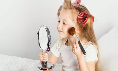 Οι κόρες μας μαθαίνουν να μισούν τον εαυτό τους από τις πρώτες τάξεις του σχολείου