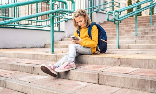 Περισσότερα παιδιά μιλούν με AI φίλους – Τι πρέπει να ξέρουν οι γονείς