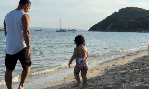 Μπαμπάς και κόρη: Οι καλοκαιρινές στιγμές του Γιώργου Αγγελόπουλου με την Ουρανία – Μαρία