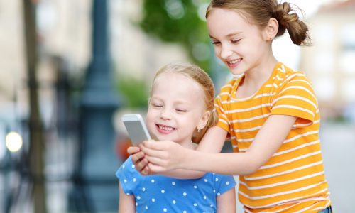 Οθόνες και παιδιά: Πώς επηρεάζουν την όραση και τον εγκέφαλό τους;- Τι μπορούν να κάνουν οι γονείς