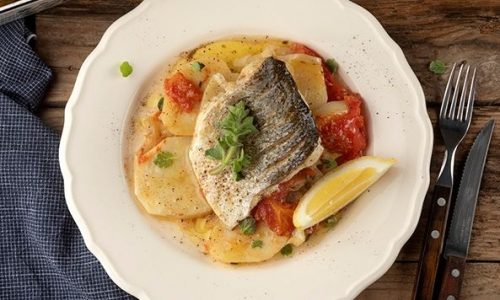 Λαβράκι πλακί: Μια καλοκαιρινή συνταγή του Άκη που σίγουρα θα σας αρέσει