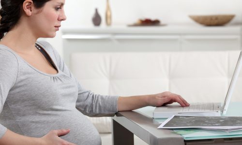 «Μην γκουγκλάρεις»: Το πιο σκληρό μάθημα που πήρα στην εγκυμοσύνη μου