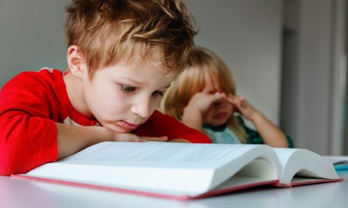 Ξεσπάσματα μετά το σχολείο: Οδηγός για γονείς που θέλουν ήρεμα απογεύματα